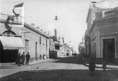 Esquina de Mitre y Francia, confitería El Águila