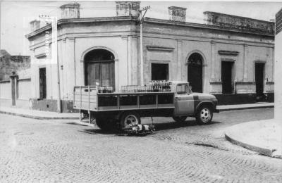 Esquina de calle Rivadavia y Ameghino (choque camion y moto)