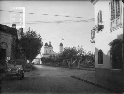 Plaza Mitre y Catedral con esquina de Belgrano y G. Nacionales en 1er plano