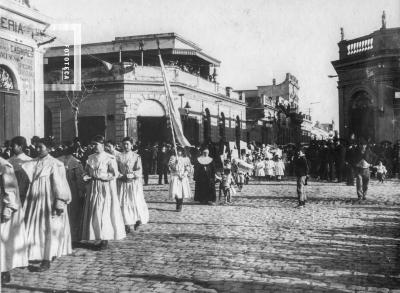 Niñas del Colegio de la Misericordia desfilando por calle Mitre y Sarmiento