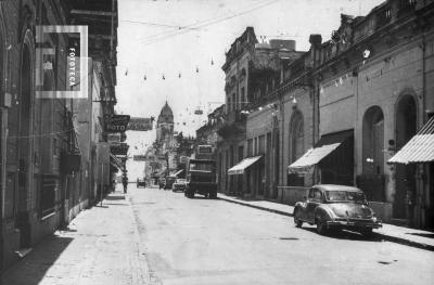 Calle Mitre entre Francia y Sarmiento (carnaval 1969)