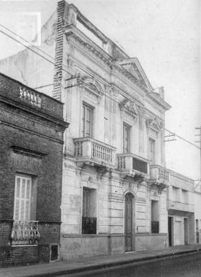 Casa de calle 25 de Mayo 170 que pertenecio a la flia. Gard
