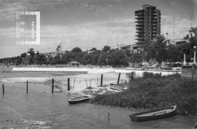 Vista pileta y monte Club de Regatas c/ edificio en construccion