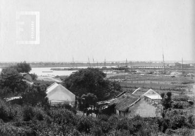 Vista del muelle desde las barrancas (ranchos en primer plano y casilla Menchaca a la derecha)