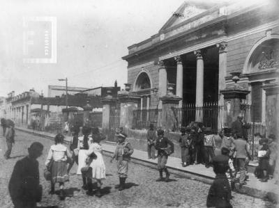 Frente de la Escuela Nº 1, Francia 82, entre Mitre y Belgrano. En la puerta, Don León Guruciaga