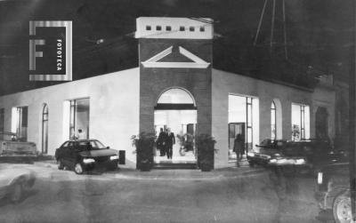 Círculo Sur, esquina Norte de Chacabuco y Mitre, nocturno