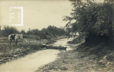 Arroyo con canoa y caballo