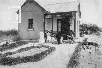 Villa Paulina (Alta Gracia), con Paulina C. de Bustos, Carlitos, Margarita, César C. y Evaristo Bustos