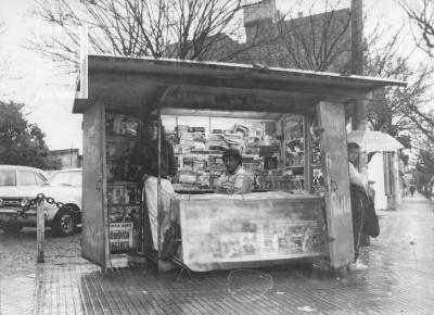 Quiosco de calle Alvear y Pellegrini