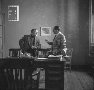 El pintor Juan Batle Planas y Jorge A. Dileo, durante la estadía del maestro en San Nicolás para dictar cursillos sobre Psicología de la Forma, mayo de 1965