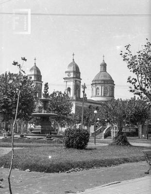 Plaza Mitre con fuente y catedral