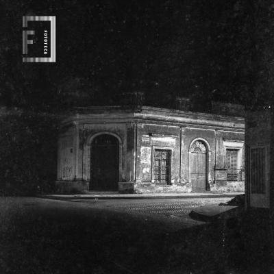 Casa de Ameghino y Rivadavia, esquina este, nocturno