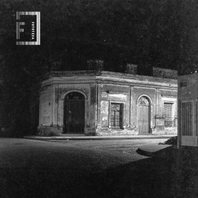 Casa de Ameghino y Rivadavia, esquina este, nocturno