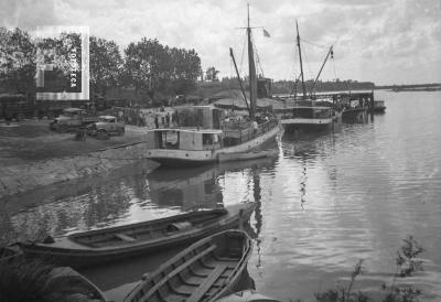 Puerto cabotaje con barcazas, década de 1930