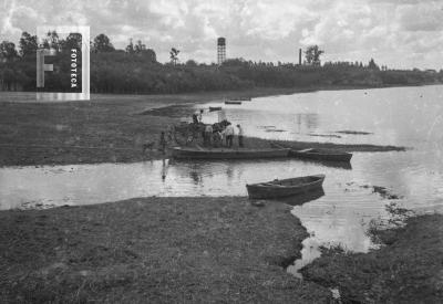 Barranca y tanque Aguas Corrientes con canoa y carro en primer plano