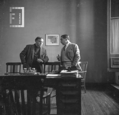 El pintor Juan Batle Planas y Jorge A. Dileo, durante la estadía del maestro en San Nicolás para dictar cursillos sobre Psicología de la Forma, mayo de 1965