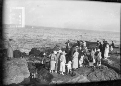 Gente junto al mar