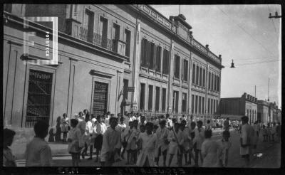 Frente de la Escuela Nº 1 con alumnos