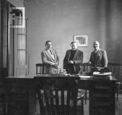 Jorge A. Dileo, el pintor Juan Batle Planas y César Bustos, durante la estadía del maestro en San Nicolás para dictar cursillos sobre Psicología de la Forma, mayo de 1965