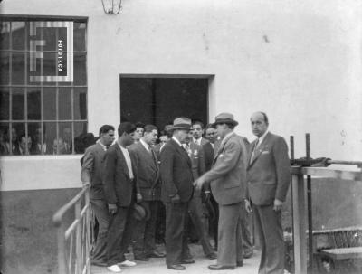 Grupo de hombres junto a entrada edificio