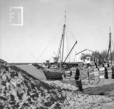 Barco //Reina Villegas// en puerto cabotaje, 1958