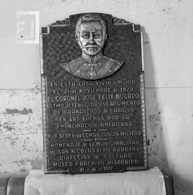 Placa colocada en la casa de Bogado, 1977