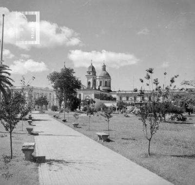 Vereda diagonal plaza Mitre y catedral al fondo, desde Belgrano y Sarmiento