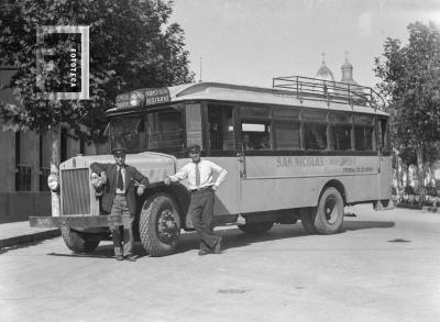 Colectivo Fiat con dos choferes