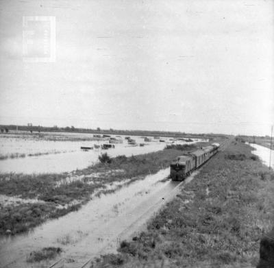 Inundación desde puente ruta 188 sobre vías con tren, 10 de noviembre de 1959