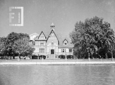 Club de Regatas desde el río