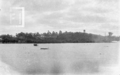 Barranca y tanque desde el río