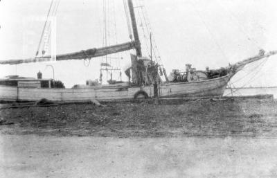 Barco velero en la costa