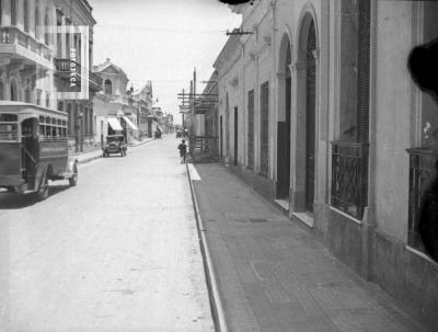 Calle Nación de Rivadavia hacia Italia, con andamios frente a la Casa del Acuerdo, c. 1932
