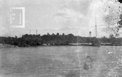 Vista de cabotaje y tanque desde el río