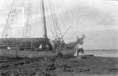 Barco velero en la costa