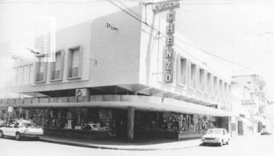 Tienda "Vía Chenzo" esquina Sur de Urquiza y Mitre