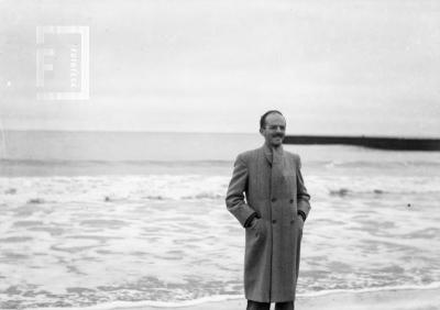 César Bustos en playa, durante viaje Grupo Arroyo del Medio a Mar del Plata, Recital en Club Atlético, 24 de febrero 1951