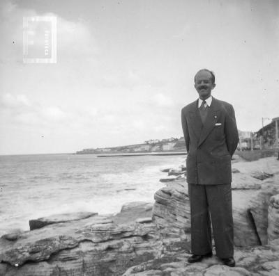 César Bustos en la costa, durante viaje Grupo Arroyo del Medio a Mar del Plata, Recital en Club Atlético, 24 de febrero 1951