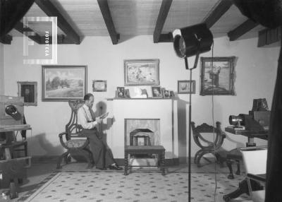 Estudio Foto Bustos, Nación 124. César Carlos Bustos (Pocholo) sentado leyendo