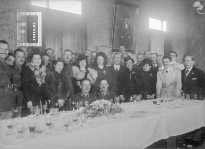 Grupo junto a mesa con José Leo Morteo