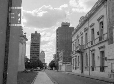Calle Guardias Nacionales hacia Mitre, Tribunales a la derecha