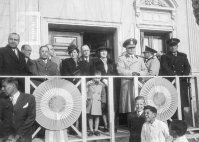 Palco oficial con José Leo Morteo, Padre Torti, Militares (quizás visita autoridades nacionales)