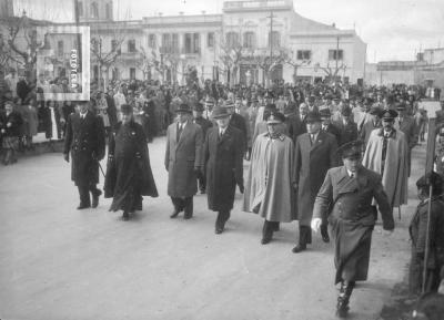 Comitiva oficial desfilando por calle Sarmiento frente a plaza Mitre, José Leo Morteo, Padre Torti, Militares (quizás visita autoridades nacionales)