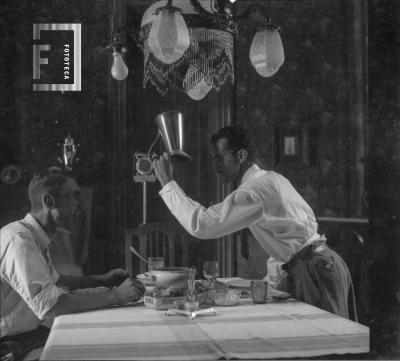 Oscar Bustos (Cacho) sentado y César C. Bustos (Pocholo), c. 1933