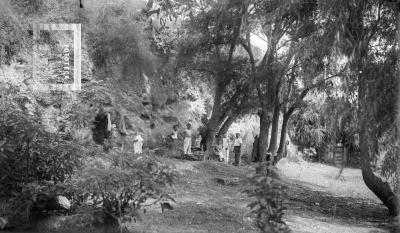 Grupo Club Azopardo junto a la barranca en la zona de las antiguas Aguas Corrientes