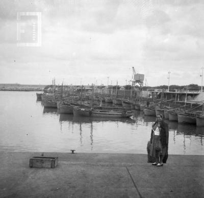 Dama en el puerto, durante viaje Grupo Arroyo del Medio a Mar del Plata, Recital en Club Atlético, 24 de febrero 1951