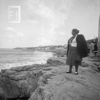 Dama en la costa, durante viaje Grupo Arroyo del Medio a Mar del Plata, Recital en Club Atlético, 24 de febrero 1951