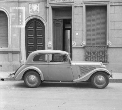 Auto estacionado frente a Nación 122