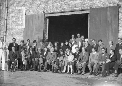 Grupo junto a galpón