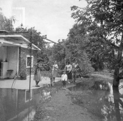 Inundación en quinta Glaría, Parque Avambae. César A. Bustos en el centro, 10-11-1959